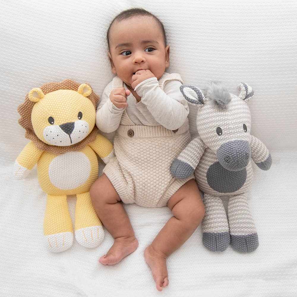 Leo the lion knitted toy. Newborn Baby Rattle toy. Baby rattle. Baby shower gift