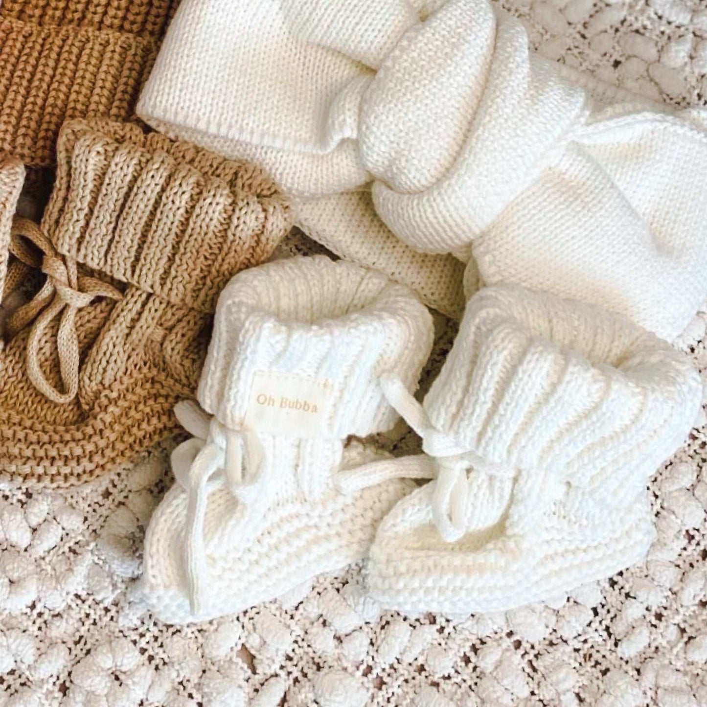 Newborn knit booties. Baby Booties. Baby bows. Baby headbands