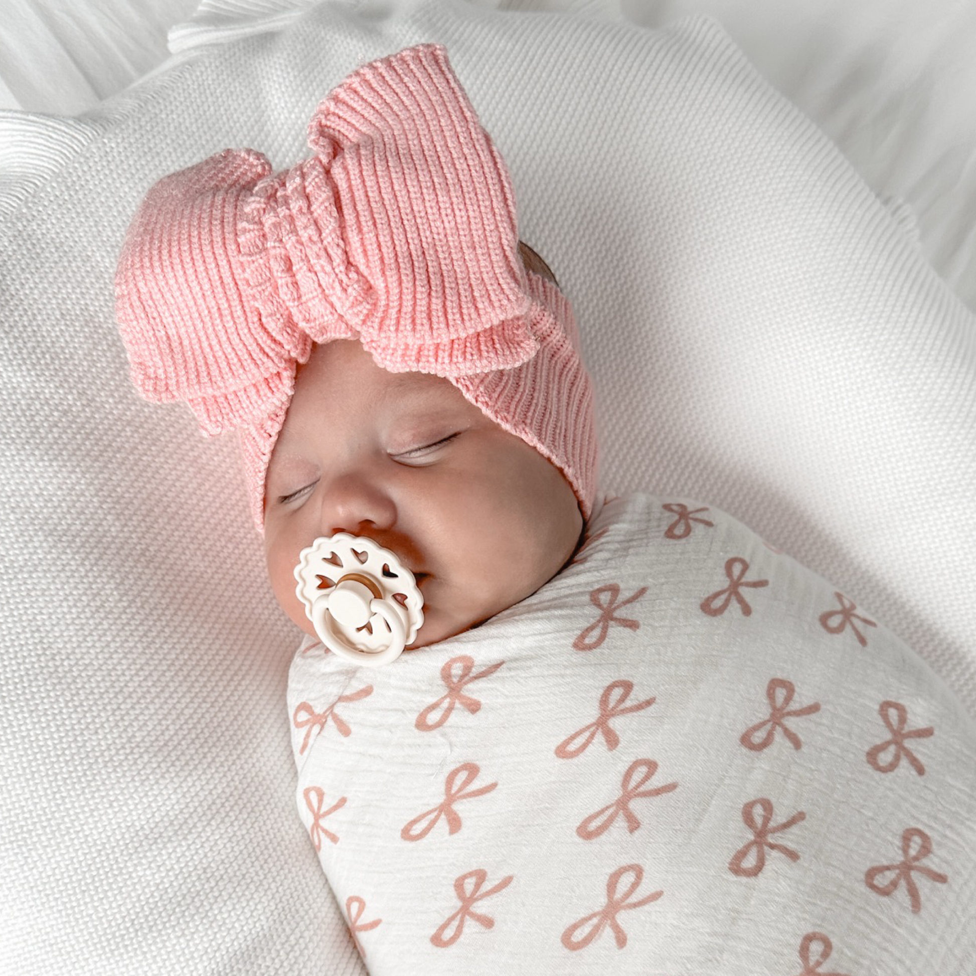 Pink knit baby bow. Newborn knit baby bow headband