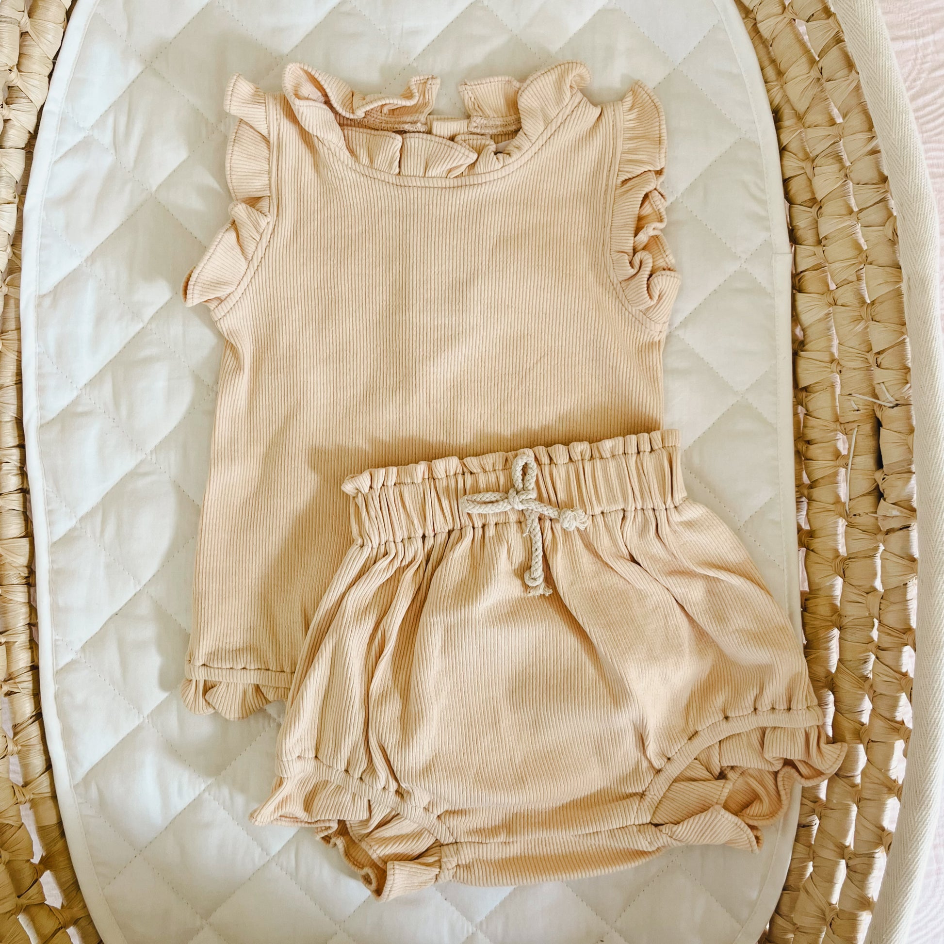Ribbed baby girl romper and shorts set
