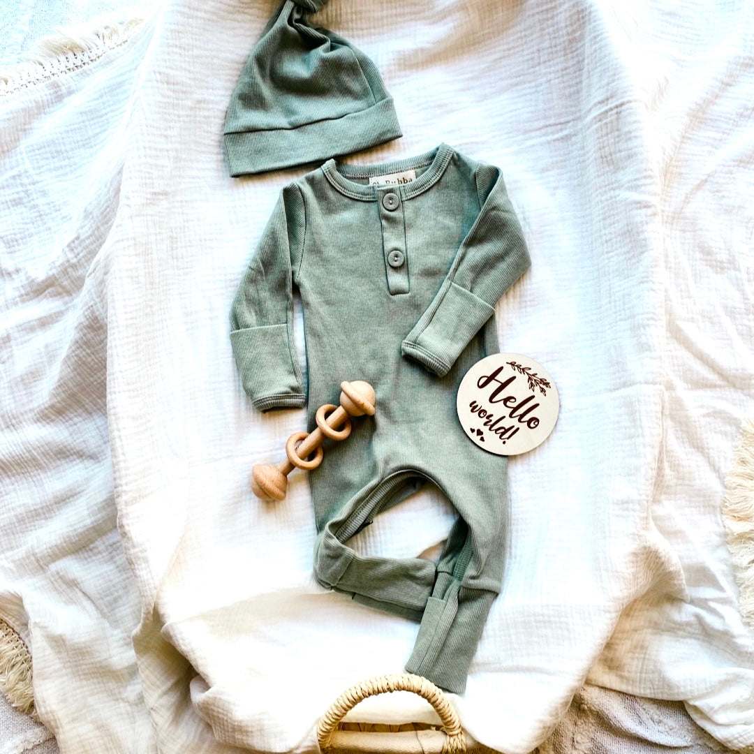 Baby onesie and beanie set. Baby boy romper. Baby boy beanie. Newborn baby outfit. Newborn set. Newborn baby boy romper
