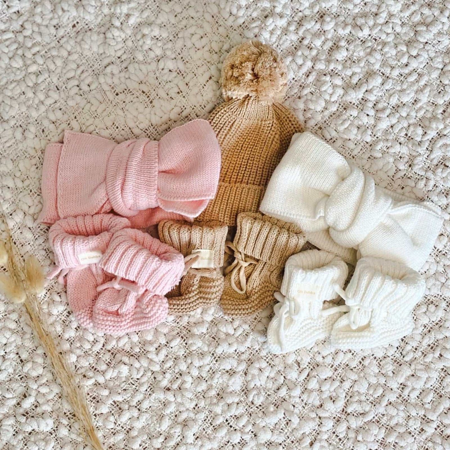 Newborn baby booties. Newborn knit beanie. Newborn knit headband. Baby knit bows. Baby knit headbands 