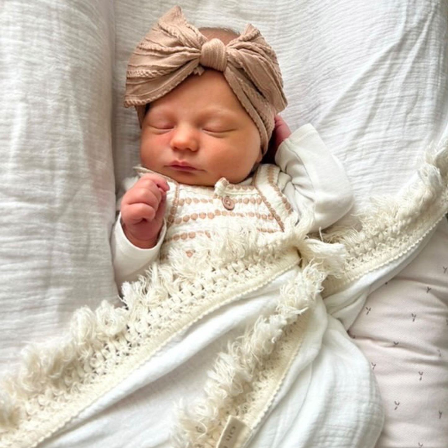 Whie fringe swaddle. Newborn baby blanket. Newborn baby swaddle. Muslin swaddle 