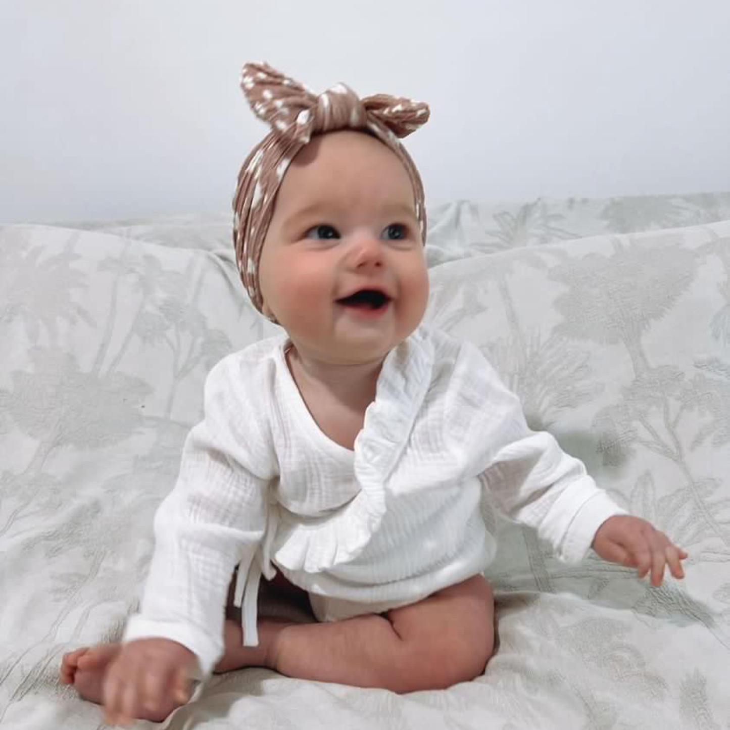 Cable Knit Baby Bow Headband | Tan Daisy